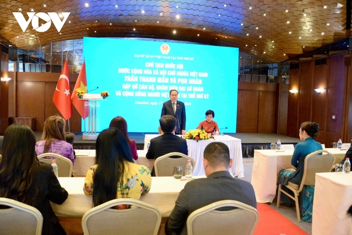 Chủ tịch Quốc hội gặp cộng đồng người Việt Nam tại Thổ Nhĩ Kỳ.