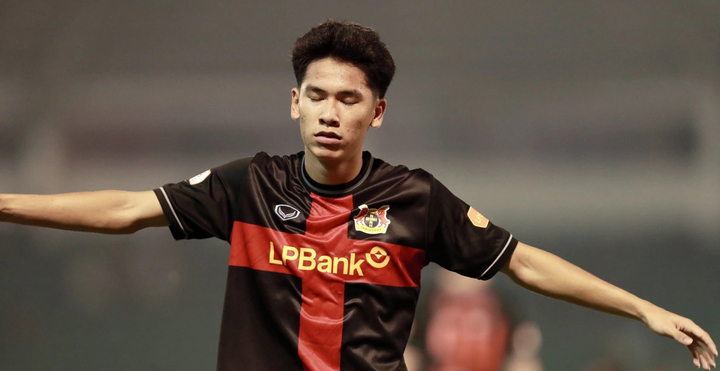 Lê Văn Thuận ghi bàn cho Ninh Bình FC.