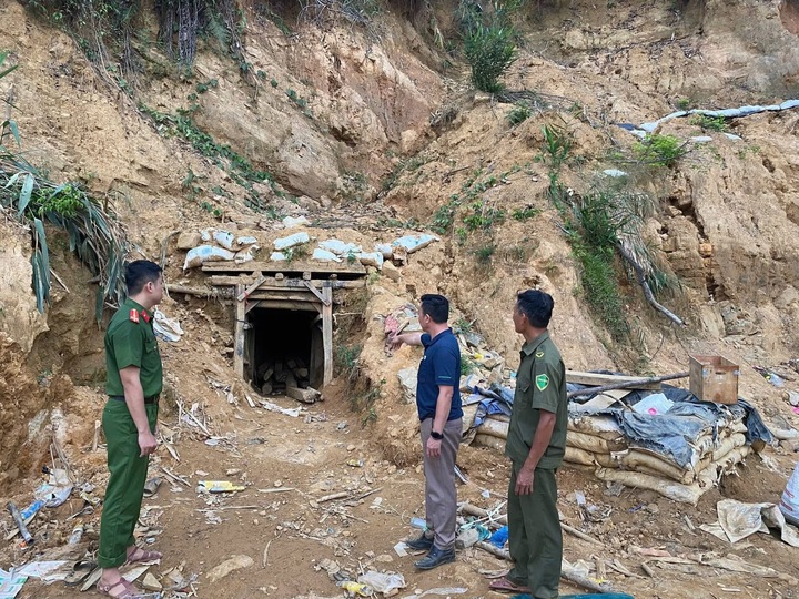 Lực lượng chức năng kiểm tra khu vực xảy ra tình trạng khai thác vàng trái phép. (Ảnh:C.A)