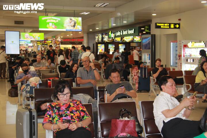 Hành khách có nhiều sự lựa chọn phương tiện và hành trình cho kỳ nghỉ lễ 30/4- 1/5. (Ảnh: Phạm Duy).