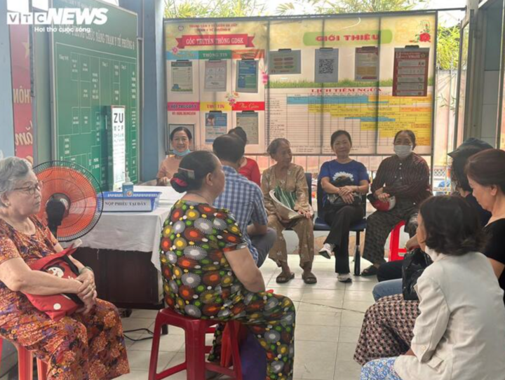 Người dân, đặc biệt là người cao tuổi, đến trạm y tế phường từ sớm để tham gia khám sức khỏe, tầm soát bệnh miễn phí. (Ảnh: Như Thuý)