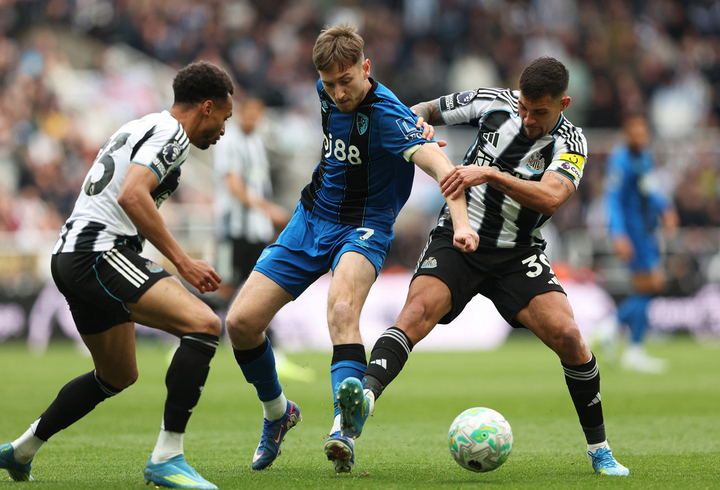 Newcastle United (áo sọc) thua Bournemouth 1-2. (Ảnh: Reuters)