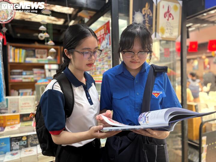Đường sách TP.HCM thu hút nhiều bạn trẻ đến tham quan và đọc sách.