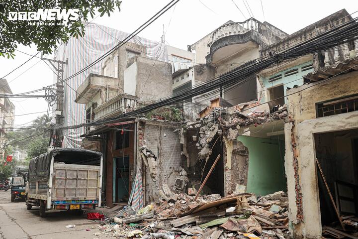 Khu vực trên cạn tại ngõ 695 Bạch Đằng (phường Hồng Hà) giữ vai trò then chốt trong việc bố trí trụ cầu TC1. Hiện các hộ dân đang khẩn trương di dời tài sản, bàn giao mặt bằng cho đơn vị thi công. Đồng thời, công tác phá dỡ cũng được triển khai gấp rút nhằm bảo đảm tiến độ dự án.