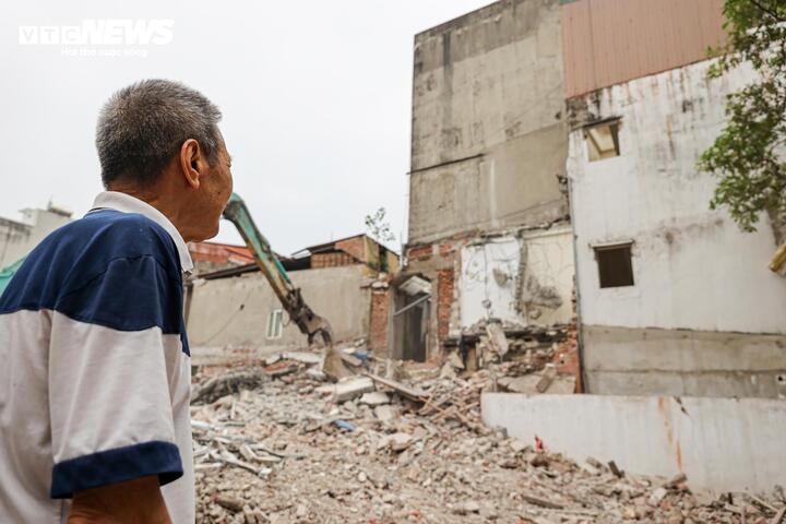 Ông Nguyễn Đình Khiết lặng lẽ nhìn lại căn nhà 5 tầng của gia đình trước thời điểm phá dỡ. “Tôi đã sinh sống ở đây hơn 50 năm, gắn bó với nhiều kỷ niệm, là nơi an cư lập nghiệp. Nay phải di dời để phục vụ dự án, gia đình tôi hoàn toàn chấp thuận, nhưng vẫn không khỏi lo lắng khi bắt đầu cuộc sống mới ở nơi ở khác”, ông chia sẻ.