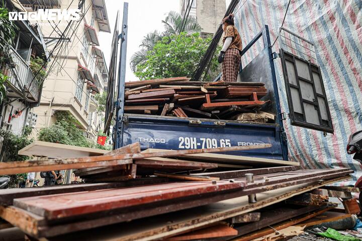 Bà Nguyễn Thị Thạ (81 tuổi, trú tại phố Bạch Đằng) cho biết gia đình bà đang thuê nhà ở tạm, chờ được bố trí về nơi ở mới tại khu tái định cư ở Đông Anh. “Đây là dự án chung của thành phố nên gia đình và các hộ dân đều nghiêm túc chấp hành theo quy định của địa phương. Giờ mọi người chỉ mong sớm được chuyển về nơi ở mới”, bà Thạ nói.