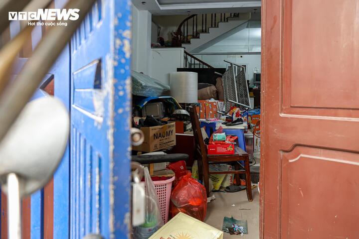 Theo ghi nhận của PV Báo Điện tử VTC News, hiện chỉ còn một số ít hộ dân đang tiếp tục thu dọn tài sản, chờ đơn vị vận chuyển đến bàn giao mặt bằng.