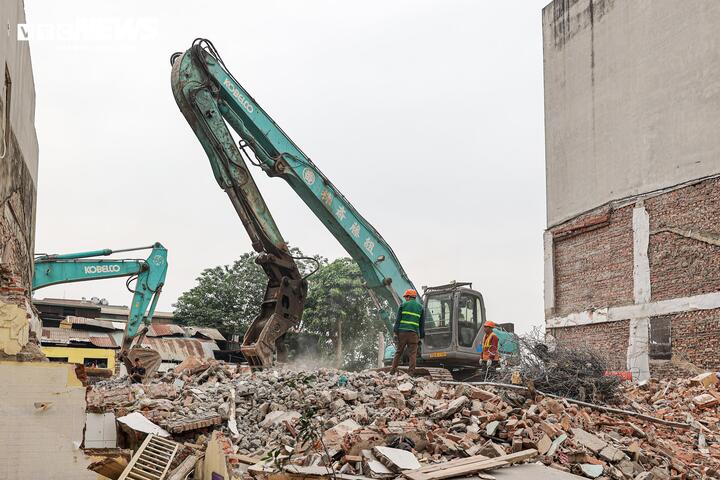 Người dân tháo dỡ, di dời trả mặt bằng thi công cầu 16.000 tỷ đồng ở Hà Nội - 13