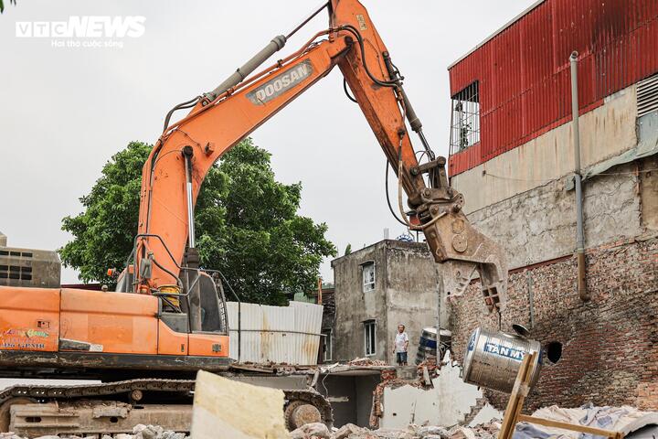 Người dân tháo dỡ, di dời trả mặt bằng thi công cầu 16.000 tỷ đồng ở Hà Nội - 9