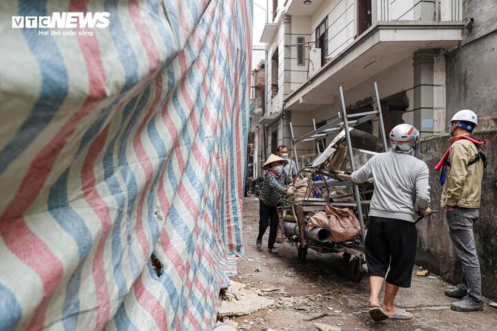 “Phải rời ngôi nhà gắn bó từ nhỏ đến nay, gia đình tôi không khỏi buồn và tiếc nuối. Tuy nhiên, các thủ tục đều được thực hiện theo đúng quy trình nên không phát sinh nhiều khó khăn. Chính quyền tạo điều kiện khoảng nửa tháng để bàn giao mặt bằng, vì vậy chúng tôi tranh thủ thời gian để hoàn tất việc di dời”, chị Trang (30 tuổi, trú tại 701 Bạch Đằng) chia sẻ.