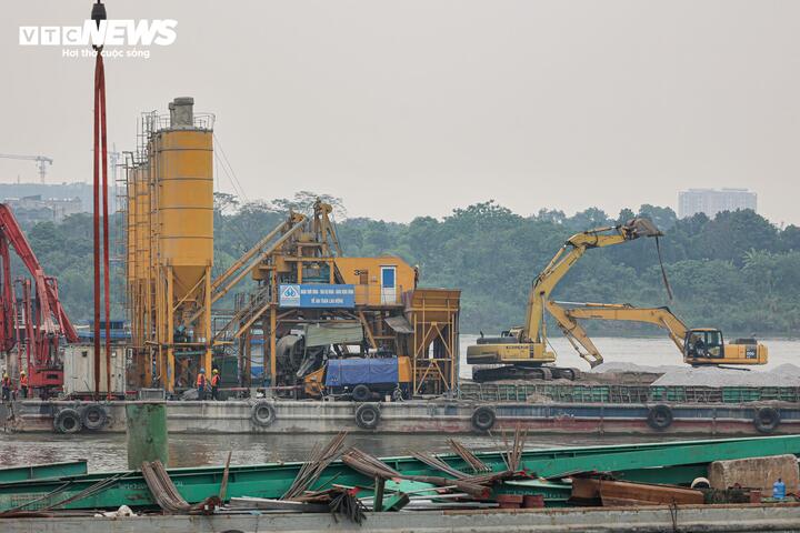 Ông Nguyễn Nam Thùy, Trưởng Ban Quản lý dự án cầu Trần Hưng Đạo, cho biết các điều kiện thi công đã được chuẩn bị sẵn sàng; đơn vị đang hoàn tất thủ tục tiếp nhận mặt bằng tại vị trí đường găng của cầu chính là trụ TC1, đồng thời huy động đầy đủ máy móc, thiết bị và nhân lực để triển khai ngay khi có mặt bằng, tranh thủ tối đa thời gian trước mùa lũ tiểu mãn để hoàn thành các hạng mục vượt lũ, bảo đảm duy trì tiến độ khi mực nước sông Hồng dâng cao, với cam kết thi công đến đâu có mặt bằng đến đó và phấn đấu hoàn thành dự án vào quý II/2027.