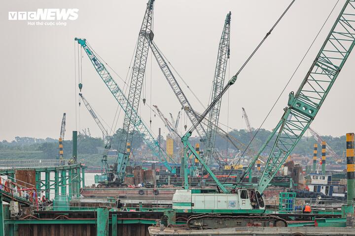 Theo Bí thư Đảng ủy, Chủ tịch HĐND phường Hồng Hà Bùi Tuấn Anh, đến nay công tác giải phóng mặt bằng phục vụ hai dự án cầu Tứ Liên và cầu Trần Hưng Đạo đã đạt trên 95%; phường đặt mục tiêu hoàn tất bàn giao toàn bộ mặt bằng trước ngày 15/5, đồng thời chuẩn bị đầy đủ quỹ nhà tái định cư để người dân sớm ổn định cuộc sống sau di dời.