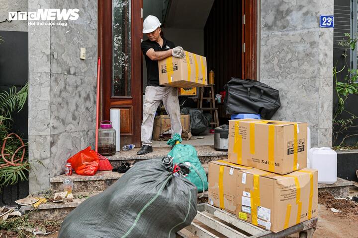 Người dân tháo dỡ, di dời trả mặt bằng thi công cầu 16.000 tỷ đồng ở Hà Nội - 6