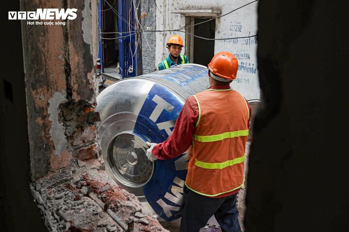 Người dân tháo dỡ, di dời trả mặt bằng thi công cầu 16.000 tỷ đồng ở Hà Nội - 10