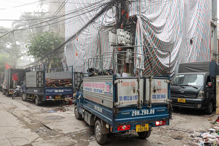 Từng đoàn xe tải vận chuyển nối đuôi nhau tập kết tại khu vực ngõ 695 Bạch Đằng.