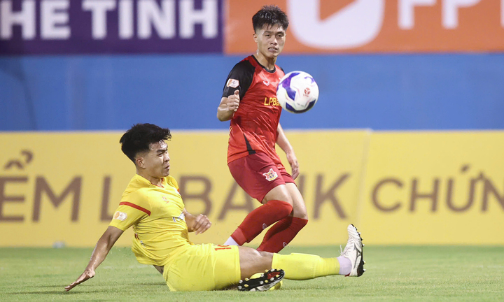 CLB Ninh Bình (áo đỏ) đánh bại PVF CAND với tỷ số 3-0.