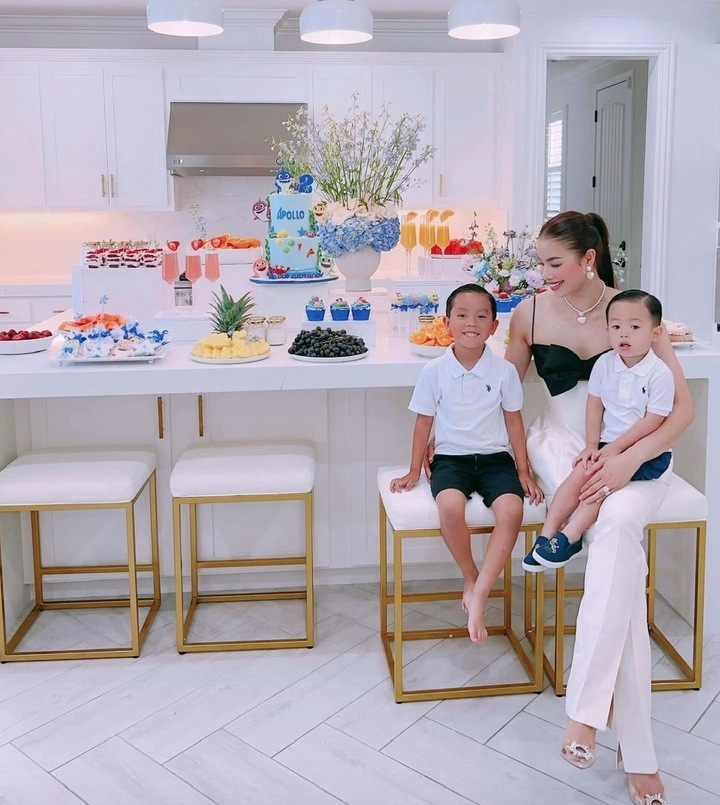 Suốt 8 năm qua, Phạm Hương không còn hoạt động trong showbiz. Cô sống khá kín tiếng, tập trung chăm sóc gia đình và nuôi dạy hai con.