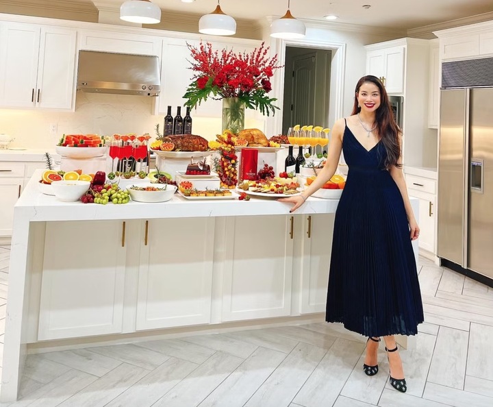 Tại Mỹ, gia đình Phạm Hương sống trong biệt thự xa hoa ở bang California. Cô thường chia sẻ những khoảnh khắc đời thường, tổ chức tiệc tại nhà, tự tay chuẩn bị những bữa ăn sang trọng, chăm chút từng góc nhỏ trong tổ ấm.