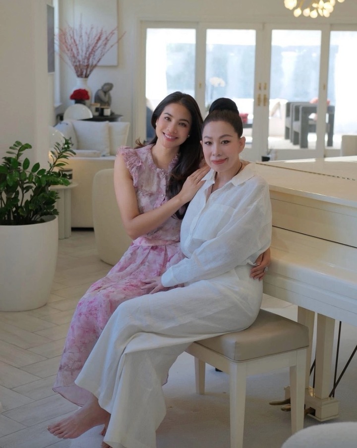 Ngoài ra, cô vẫn duy trì mối quan hệ thân thiết với nhiều nhà thiết kế và đồng nghiệp cũ, thường xuyên nhận được lời chúc từ bạn bè trong giới mỗi dịp sinh nhật.