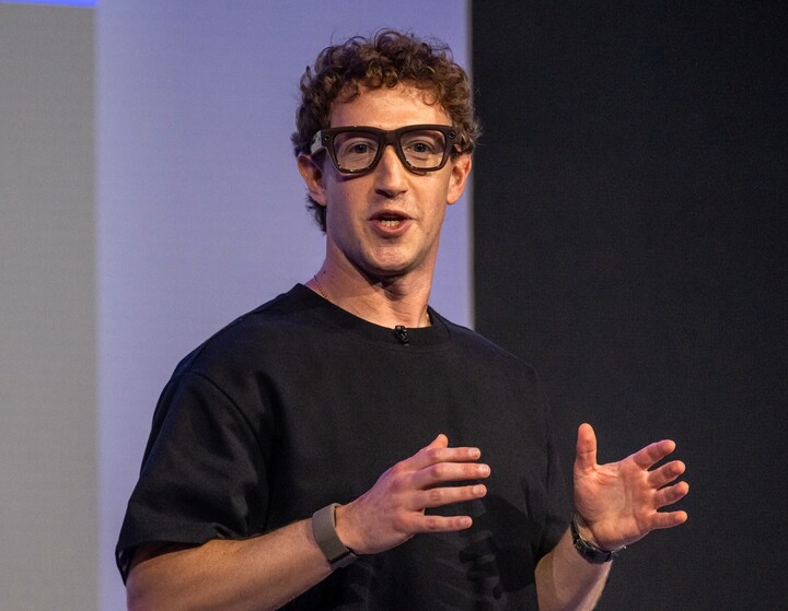 Mark Zuckerberg đeo kính Meta Ray-Ban Display AI. (Ảnh: Bloomberg/Getty Images)