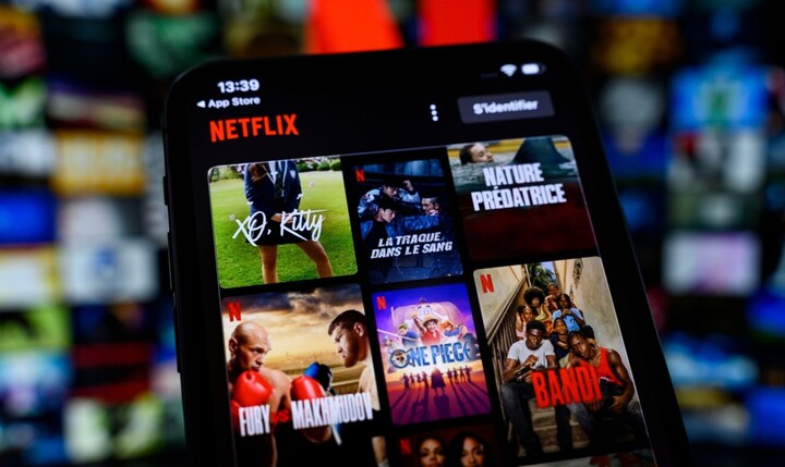 Màn hình chính của ứng dụng Netflix xuất hiện trên màn hình điện thoại thông minh. (Ảnh: Interestingengineering)