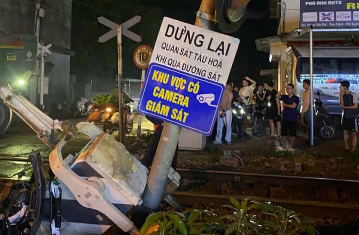 Ô tô bị tàu hỏa tông biến dạng, nam tài xế bỏ xe tháo chạy - 2