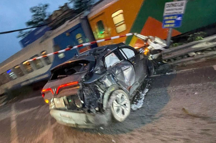 Ô tô bị tàu hỏa tông biến dạng, nam tài xế bỏ xe tháo chạy - 1