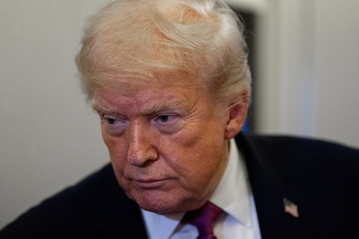 Tổng thống Donald Trump phát biểu với các phóng viên trên chuyên cơ Không lực Một trong chuyến bay tới căn cứ Joint Base Andrews, bang Maryland, ngày 17/4/2026. (Ảnh: AP/Alex Brandon)