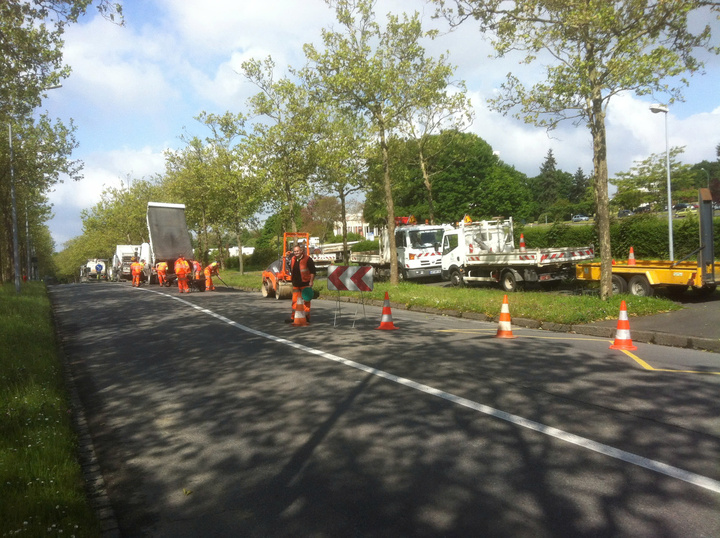 Công tác thi công tại một đoạn đường ở TP Rennes (Pháp) được tổ chức theo quy trình khép kín, nhanh, gọn và đảm bảo vệ sinh môi trường, hạn chế tối đa ảnh hưởng đến giao thông và đời sống người dân. (Ảnh: NVCC)