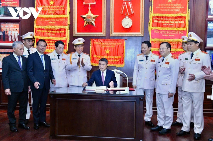 Thủ tướng thăm phòng truyền thống của lực lượng