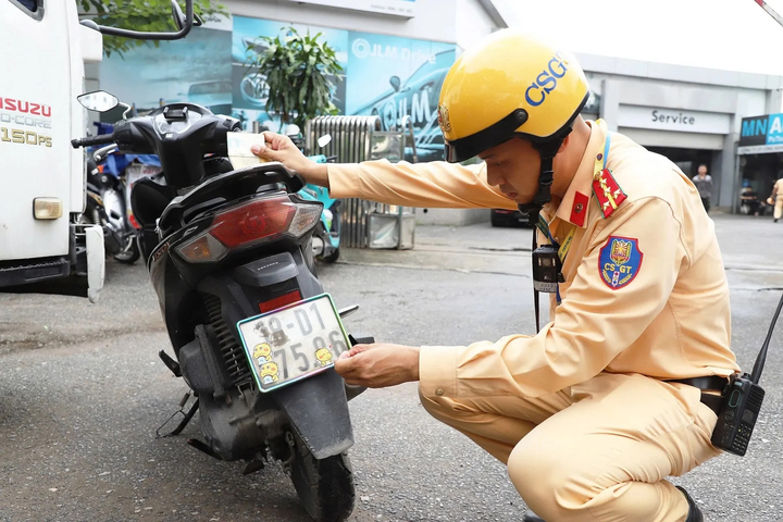 CSGT kiểm tra, xử lý trường hợp dùng decal dán, che biển kiểm soát xe.