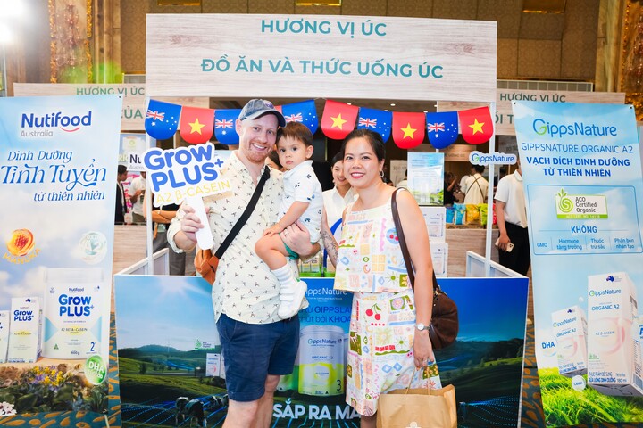 Khách tham quan thích thú với hoạt động dùng thử sản phẩm tại gian hàng GippsNature và Nutifood Australia.