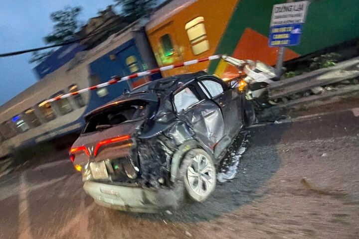Ô tô con bị tàu hoả vò nát khi đi qua đường ngang dân sinh.