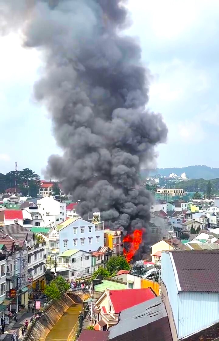 Cột khói đen kịt bốc lên hàng chục mét.