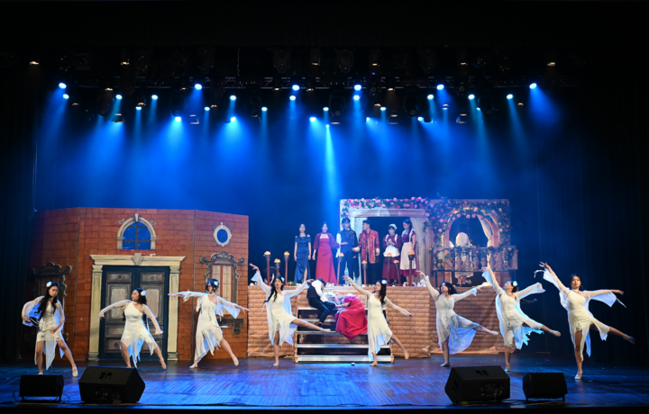 Trong phiên bản "tái hiện" của Olympia, tác phẩm kinh điển được tiếp cận theo hướng đương đại hơn, kết hợp yếu tố hợp xướng, vũ đạo và dàn dựng sân khấu để làm nổi bật tâm lý nhân vật.