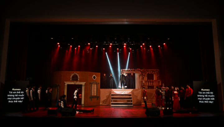 Màn trình diễn nhạc kịch 100% tiếng Anh, có phụ đề cho khán giả thưởng thức.