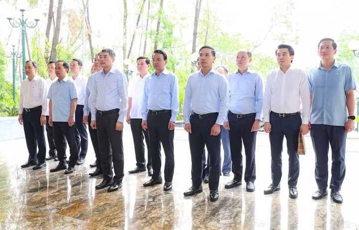 Thủ tướng và các thành viên Đoàn công tác thành kính tri ân công lao to lớn của các anh hùng liệt sĩ đã hiến trọn tuổi thanh xuân, hy sinh vì độc lập dân tộc, tự do của Tổ quốc, vì hạnh phúc của nhân dân.