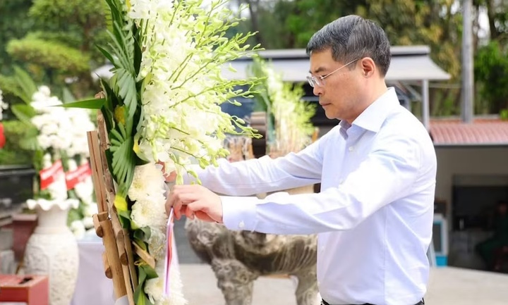 Thủ tướng Lê Minh Hưng đặt vòng hoa tại Khu mộ 10 nữ anh hùng Thanh niên xung phong Đồng Lộc.