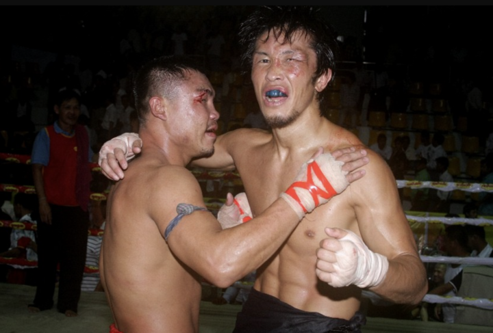 Các võ sĩ Lethwei không sử dụng găng tay, chỉ quấn một lớp băng mỏng.