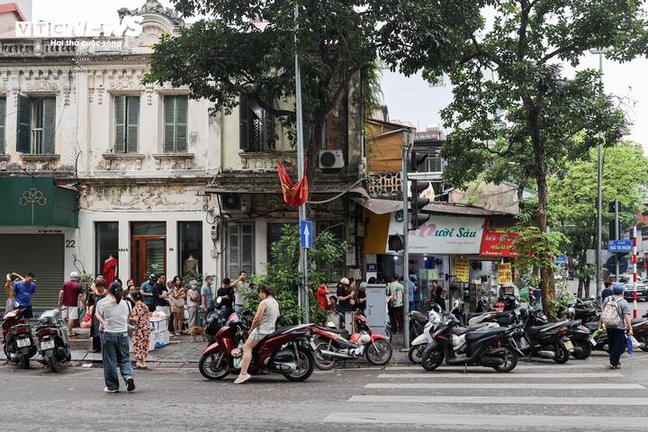 Mỗi dịp mùng 3/3 âm lịch, thị trường Hà Nội sôi động với hoạt động mua bán bánh trôi, bánh chay tại các chợ dân sinh và cửa hàng thực phẩm.