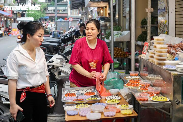 Năm nay, các loại bánh trôi, bánh chay ngũ sắc được nhiều người ưa chuộng nhờ màu sắc đa dạng, bắt mắt.