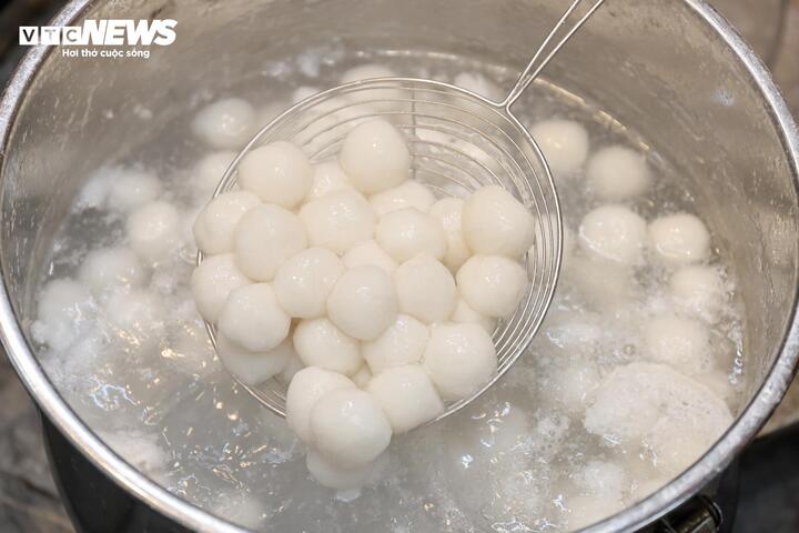 Người Hà Nội xếp hàng cả tiếng chờ mua bánh trôi, bánh chay dịp Tết Hàn thực - 14