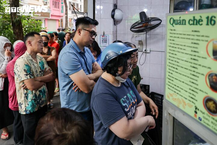 Chị Cẩm Tú (phường Hoàn Kiếm) chia sẻ, năm nào cũng vậy, chị dậy sớm đi mua bánh trôi, bánh chay về thắp hương. Theo chị, nếu Tết Nguyên đán gắn với bánh chưng thì Tết Hàn thực không thể thiếu hai món bánh truyền thống này.