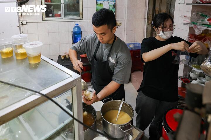 Chủ cửa hàng cho biết, thay vì bán đa dạng các loại chè như thường ngày, dịp này cửa hàng tập trung toàn bộ nhân lực, nguyên liệu để phục vụ bánh trôi, bánh chay cùng các món xôi chè.