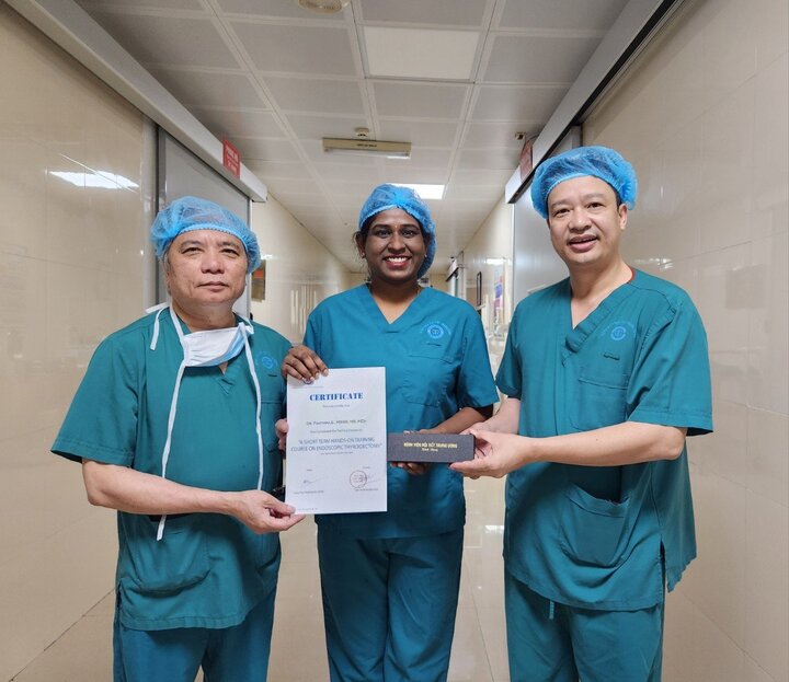 Bác sĩ Pavithra Shanmugam - Tư vấn viên, Trung tâm ung thư Apollo Proton Ấn Độ nhận giấy chứng nhận hoàn thành khóa học (Ảnh: BVCC)