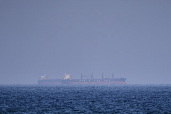 Một tàu chở hàng đang neo đậu tại eo biển Hormuz. (Nguồn: AP)