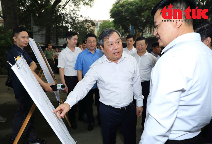 Chủ tịch UBND TP Hà Nội yêu cầu đẩy nhanh công tác giải phóng mặt bằng dự án mở rộng đường 21B.