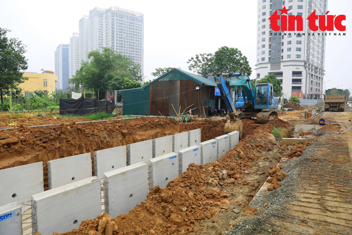 Nhà thầu gấp rút thi công phần đường đã được giải phóng mặt bằng.