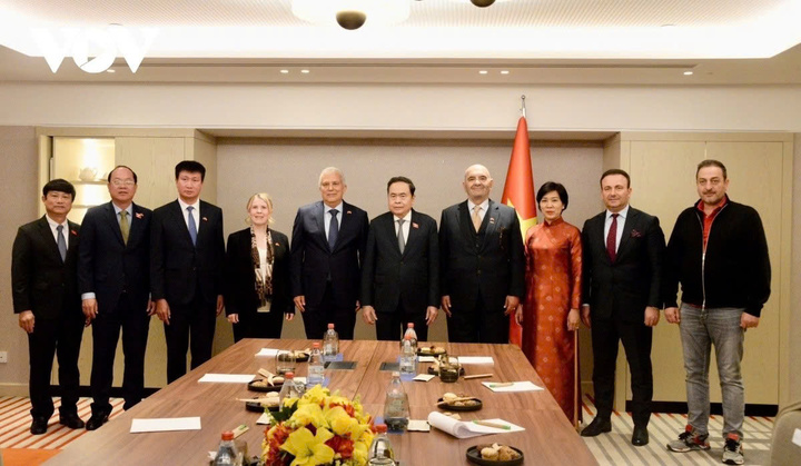 Chủ tịch Quốc hội Trần Thanh Mẫn và Lãnh sự danh dự Việt Nam tại thành phố Istanbul Ali Tezolmez chụp ảnh chung.