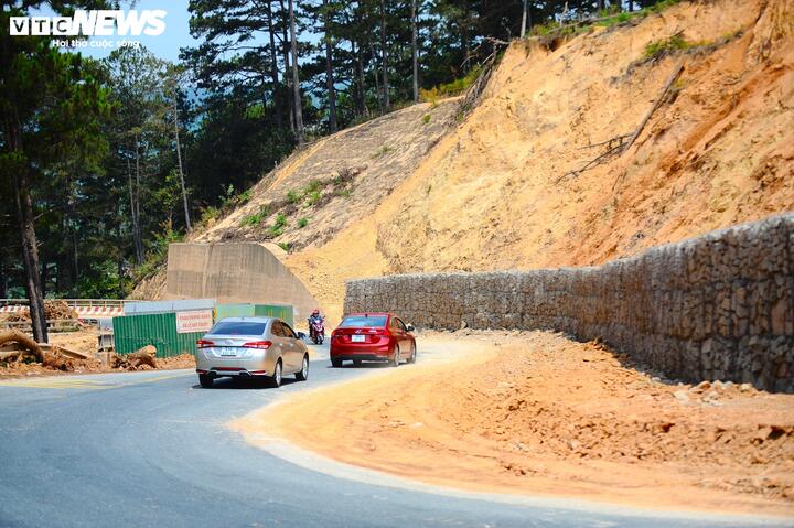 Việc ách tắc tuyến đèo D'Ran đã ảnh hưởng nặng nề đến đời sống người dân hai đầu tuyến. Nhiều công nhân phải đi vòng xa, tăng chi phí và thời gian. Học sinh, sinh viên đi lại khó khăn. Hoạt động vận chuyển nông sản, hàng hóa giữa Đà Lạt - Ninh Thuận cũng bị đảo lộn.